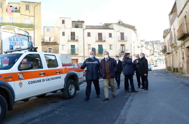 Smottamento in via Circonvallazione ponente: sopralluogo di sindaco Caltagirone e tecnici
